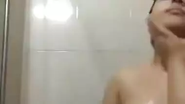 Sl girl brthroom fun