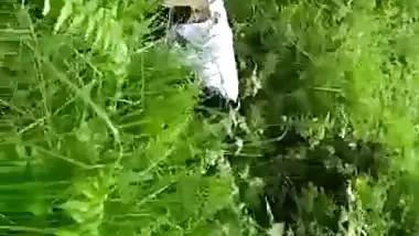 Catches a college couple fucking in an Indian outdoor sex