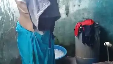 Mature aunty topless bathing caught on camera