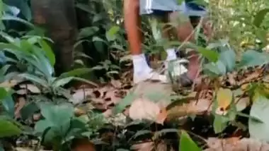 Guy enjoys GF’s pussy under a tree in Indian outdoor sex