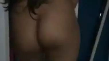 Pantyless Desi dancer can easily become a porn actress if she wants to