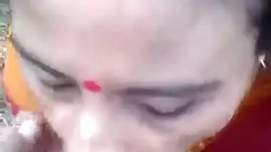 Bindi lady sucking lund – Outdoor blowjob sex