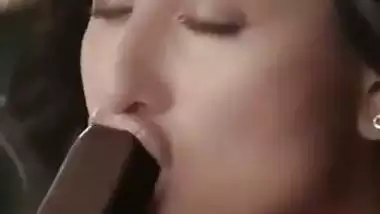 ???? Kareena Kapoor Loves Licking Suckin her Chocolate Ice Lolly