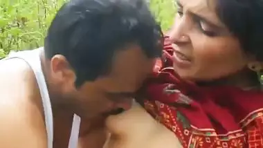 Daring xxx outdoor MMS of a milf with her neighbor