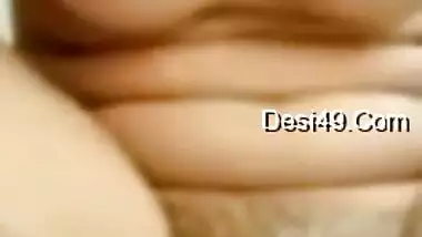Desi whore strips and actively XXX drills her twat with long dildo