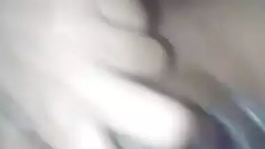 Desi bhabi fingering pussy