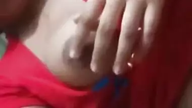 Slinky Desi slut takes her XXX coconuts out and licks sex nipple