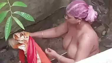 Tanker bhabhi bathing outdoor caught by neighbor