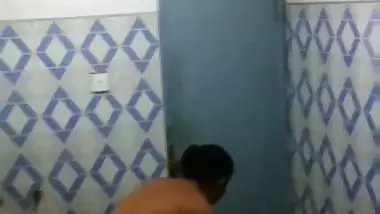 Cute small boobs bhabhi taking naked bath viral video