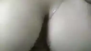 Hermosa chica mostrando su cuerpo