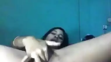 Desi babe excellently works on XXX pussy masturbating it in bed