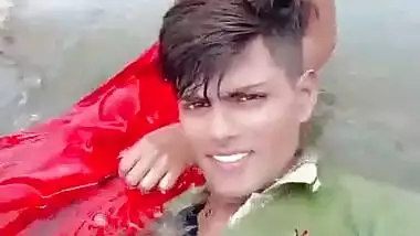 Dehati Lovers enjoying outdoor bathing on selfie cam