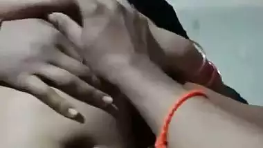 Chubby Bangla lady allows her cousin to press her boobs