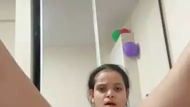 Indian nude babe records her fingering MMS for fun