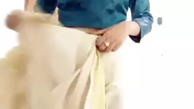 Young desi nude girl strips down her saree on camera