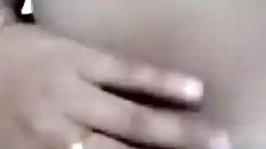 It isn't a problem for the Desi to show tits and pussy to her lover