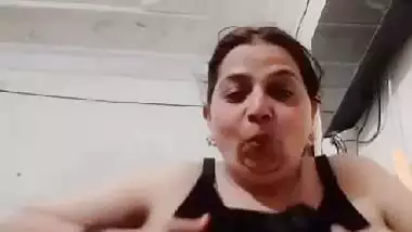 Desi lady role play and naked fingering video