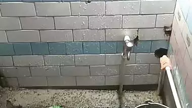 Chubby MILF bathing caught by neighbor viral MMS