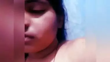 Sexy Bengali hottie Rajni showing her pussy juice
